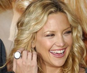The Oval White Agate Ring worn by Kate Hudson